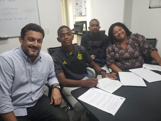 Artilheiro e destaque da Taça das Favelas, Ronald vai ao Ninho e assina por três anos com Flamengo
