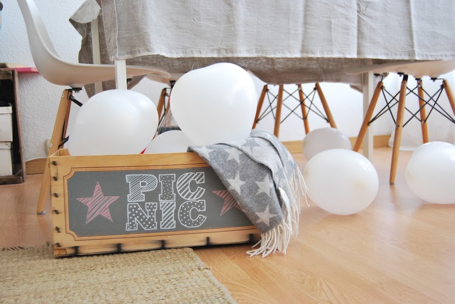 mesa de cumple en gris y blanco