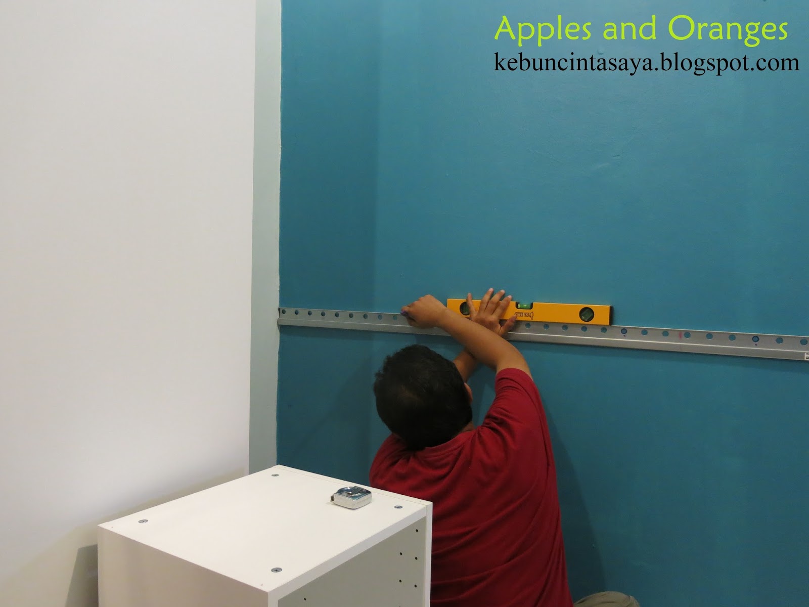 Les And Oranges Cat Dan Pasang Nak Pasang Setiap Unit Tidaklah Susah Sangat Macam Perabot Ikea Yang Lain A Perlu Ikut Betul Manual Tapi Part Memasang Pada Dinding