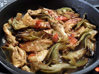 Cazuela de pollo con alcachofas y pimiento Cazuela de pollo con alcachofas y pimiento.
