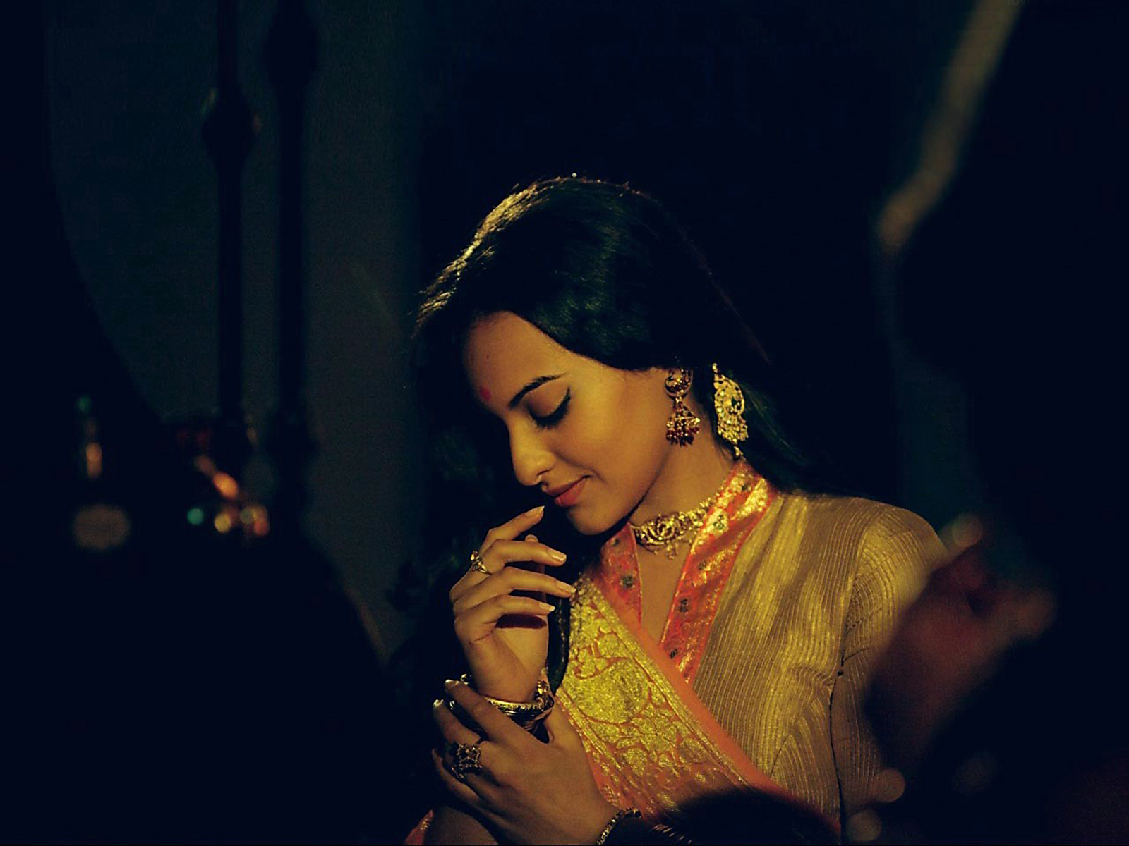 Sonakshi Sinha Rare & Beautiful HD Wallpaper Collection ~ Facts N