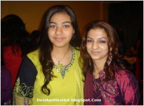 Desi Aunties Hot: Aunties at Reception