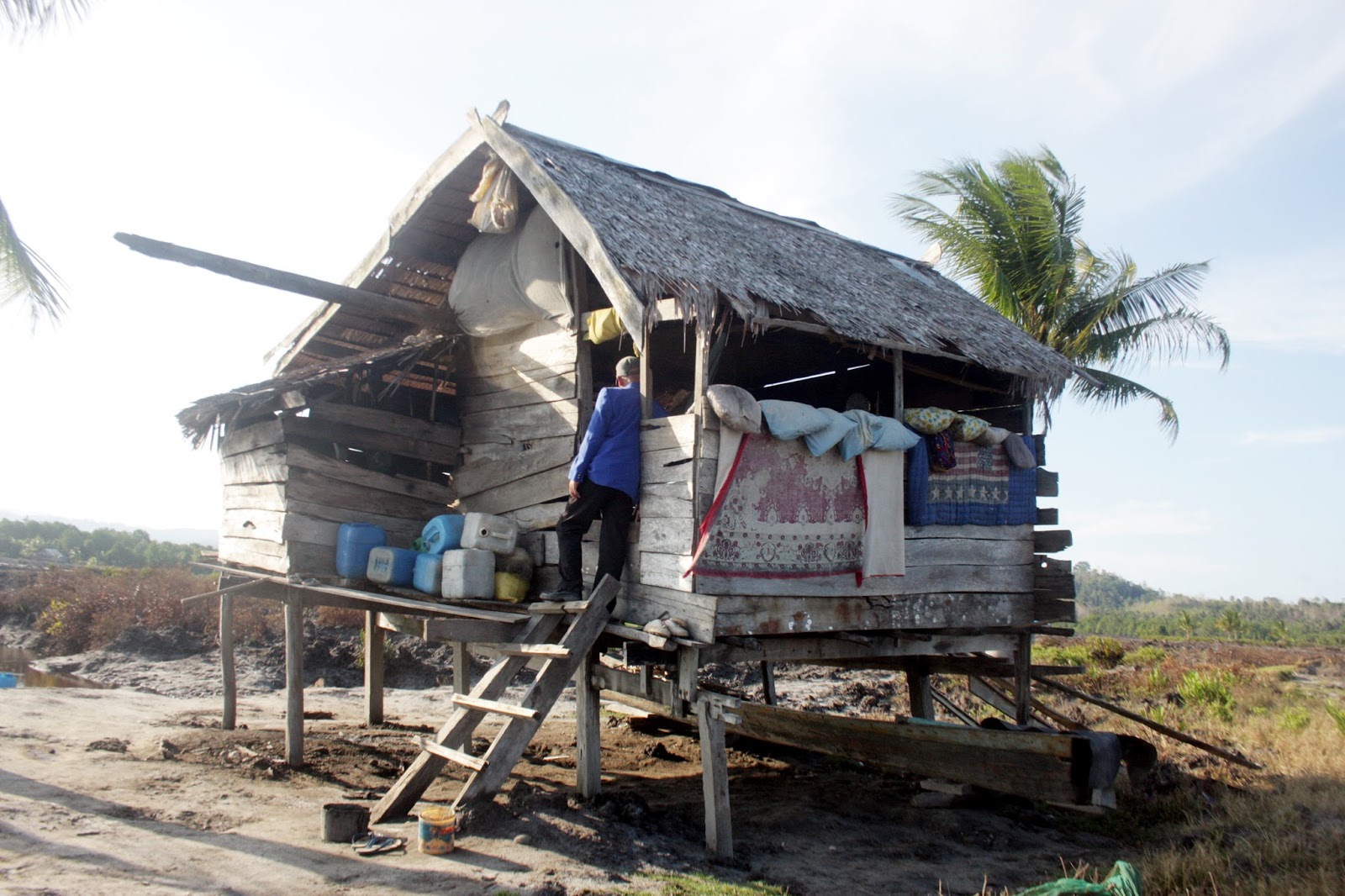 RUMAH KUMUH DI DESA BANGGINA | MEDIA KONAWE.com - Akrab dan Cerdas