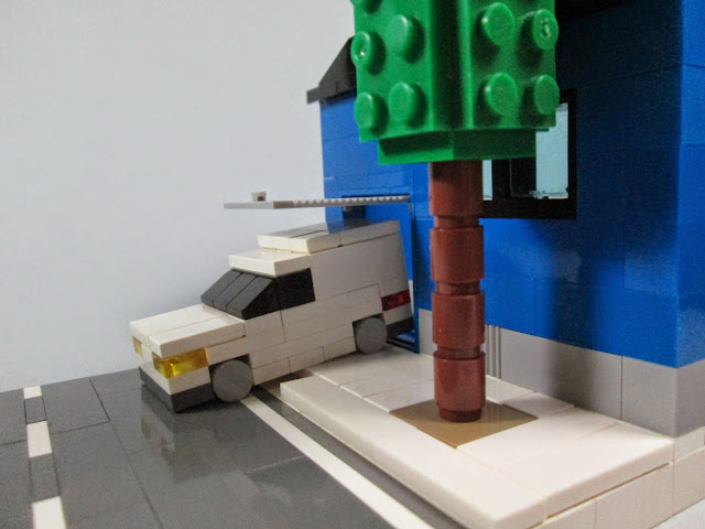 MOC LEGO Carrinha de distribuição à porta do armazém