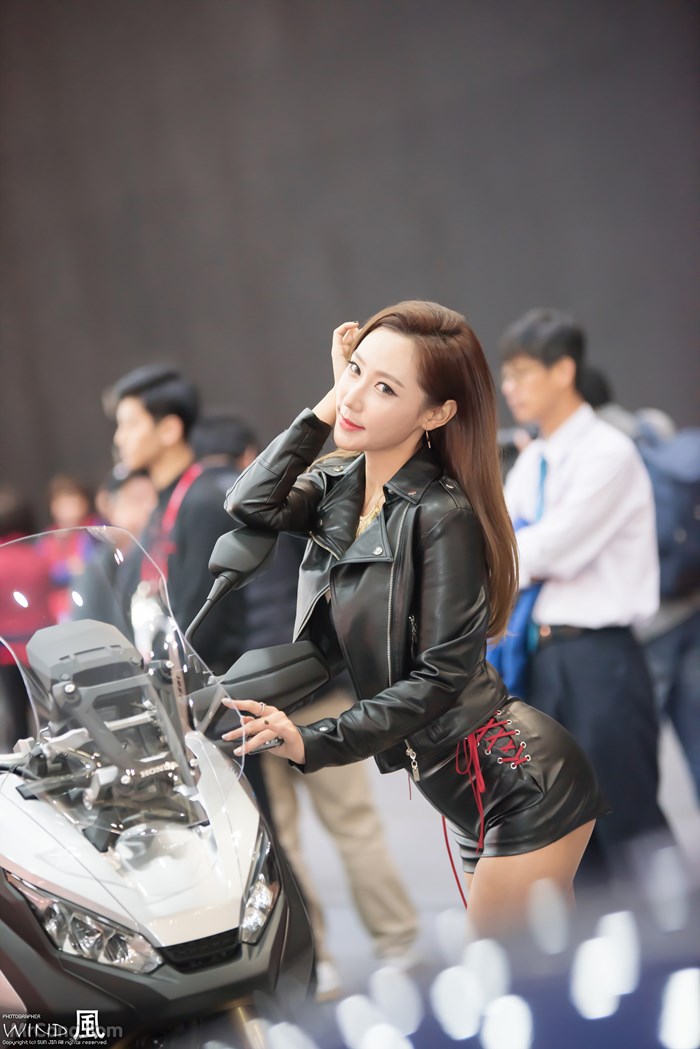 Kim Tae Hee&#39;s beauty at the Seoul Motor Show 2017 (230 photos) photo 9-6