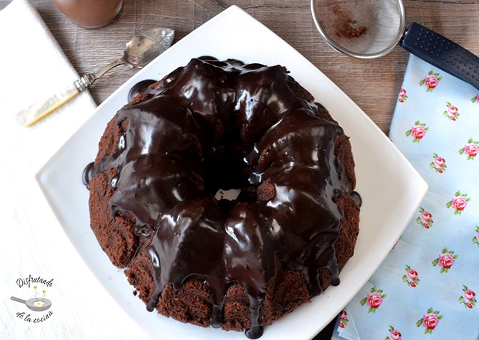 Tunnel of fudge bundt cake. Bizcocho de chocolate con corazón fundente fácil y delicioso