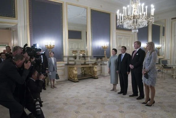 Dutch Royals received Prime Minister Li Keqiang and and his wife Cheng Hong. Queen Maxima wore Natan lace dress