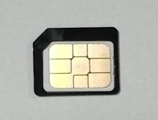 nanoSIMをアダプターに取り付けた nanoSIMをアダプターに取り付けた
