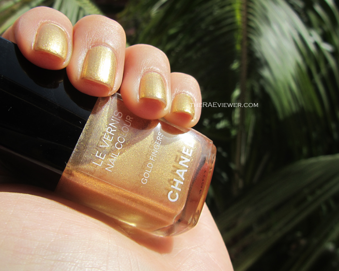 the raeviewer - a premier blog for skin care cosmetics from an esthetician's point view: Chanel Vegas Collection + Le is Gold Fingers Nail Polish Review, Photos, Swatches