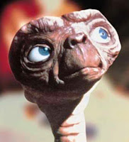 Imagen de E.T. mirando al cielo