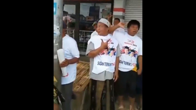 Dibagiin Kaos 01, Warga Madura Malah Pose 2 Jari karena #RakyatInginPrabowoPresiden Dibagiin Kaos 01, Warga Madura Malah Pose 2 Jari karena #RakyatInginPrabowoPresiden