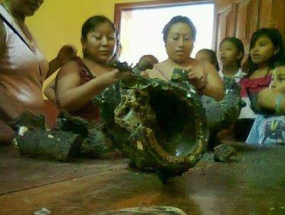 pobladores agarrando los restos del meteorito en ichmul