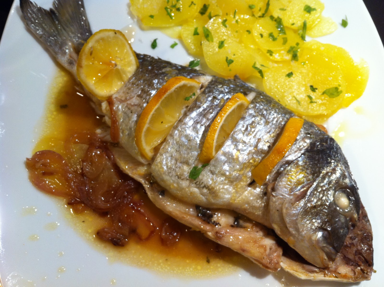 cocinar dorada marisa en la cocina dorada al horno con patatas y cebolla cocinar dorada marisa en la cocina dorada al horno con patatas y cebolla
