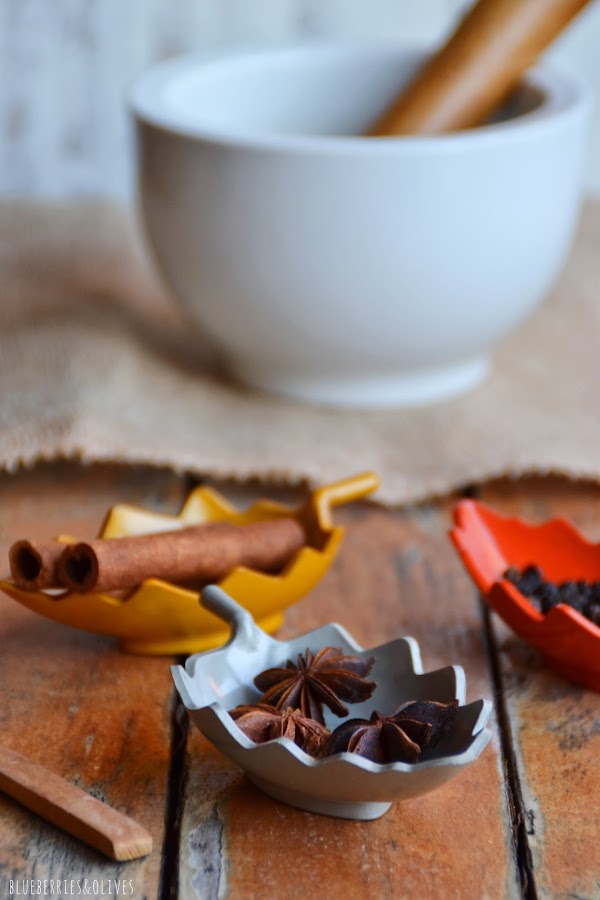 GUISO DE POLLO EN COCOTTE CON CASTAÑAS, CIRUELAS Y ALMENDRAS