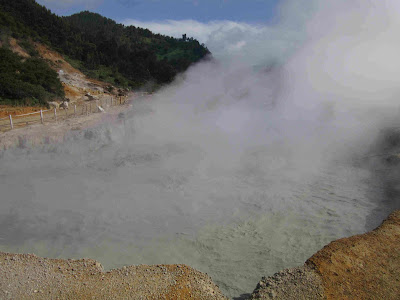 Cráter Kawah Sikidang, en Dieng Plateau
