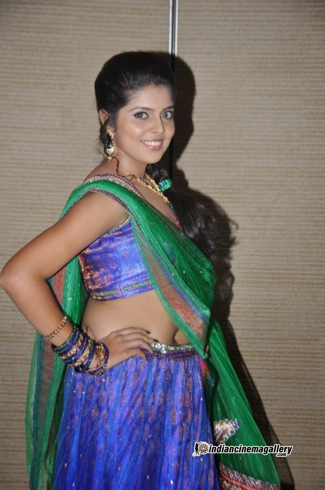 Dressing Below Navel Saree: Sravya Hot Navel Pics