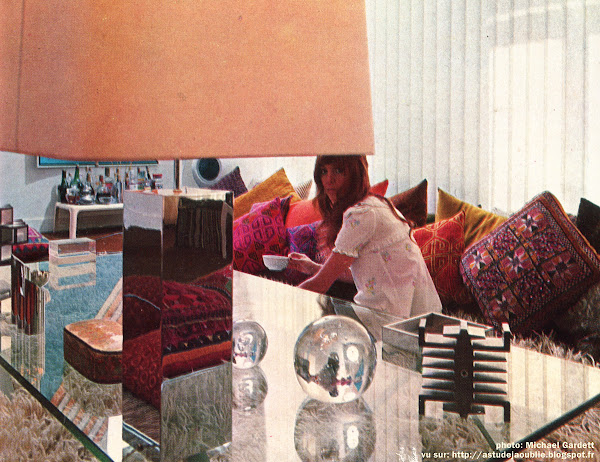 Appartement d'Yvaral (Jean-Pierre Vasarely) Krusnik Lit en plastique moulé de Marc Held, sculpture de Francisco Sobrino Appartement d'Yvaral (Jean-Pierre Vasarely) Krusnik Lit en plastique moulé de Marc Held, sculpture de Francisco Sobrino