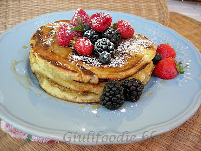 pancake, sciroppo d'acero, lamponi, mirtilli, more, fragole, zucchero a velo