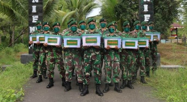 Personel Satgas Yonif 411 Kostrad di Merauke Terima Bingkisan Kasad Personel Satgas Yonif 411 Kostrad di Merauke Terima Bingkisan Kasad