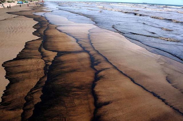 Petróleo derramado no mar chegou à praia de Tramandaí, litoral norte do Rio Grande do Sul, em 2012. Foto: Blogue Os Verdes/RS