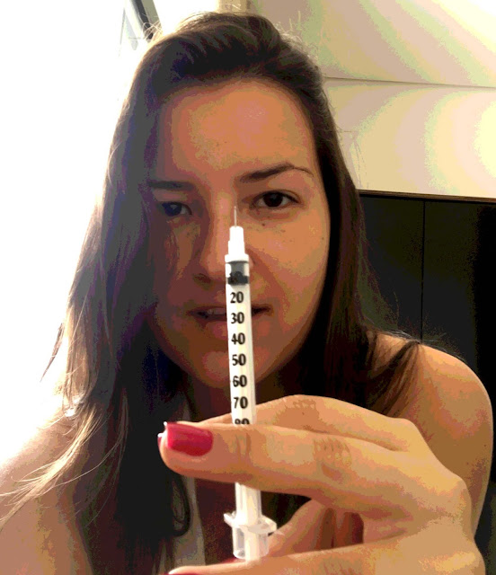 segurando seringa de insulina