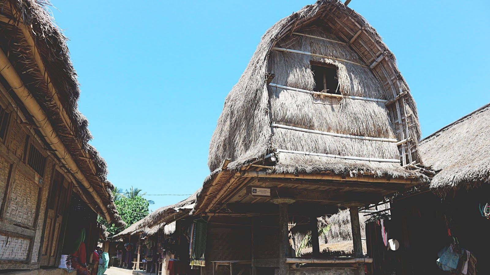 Menyusuri Kampung Sasak Sade di Desa Rembitan Lombok Tengah | Color