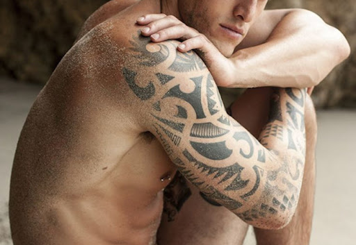 Este maori islander híbrido de tatuagem