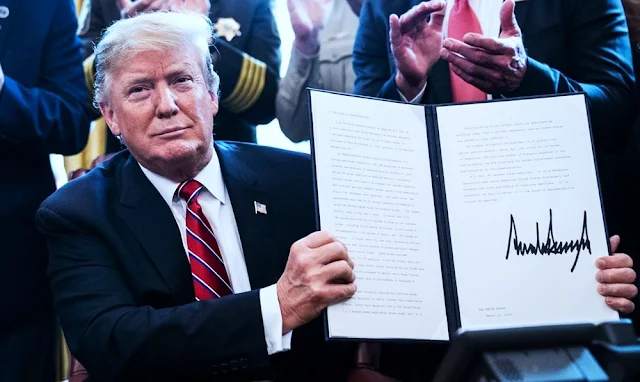 Donald Trump firma su primer veto para revocar el bloqueó de emergencia nacional en la frontera 