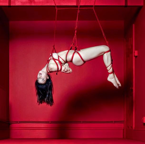 A sala vermelha - lindas modelos top-model nuas em vermelho sensual provocante ensaio fotográfico fashion
