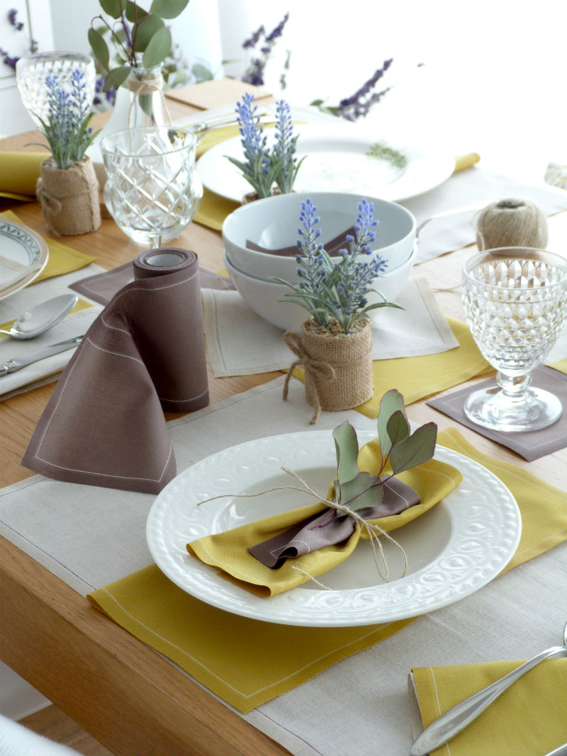 Cómo decorar la mesa de forma especial con servilletas y salvamanteles de tela