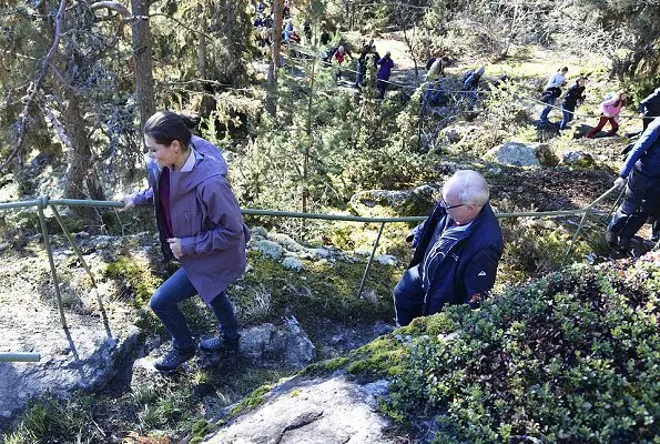 Swedish Crown Princess Victoria in Hälsingland today. Regional Governor, De 5 Stora Organization, students from Järvsö School and local people