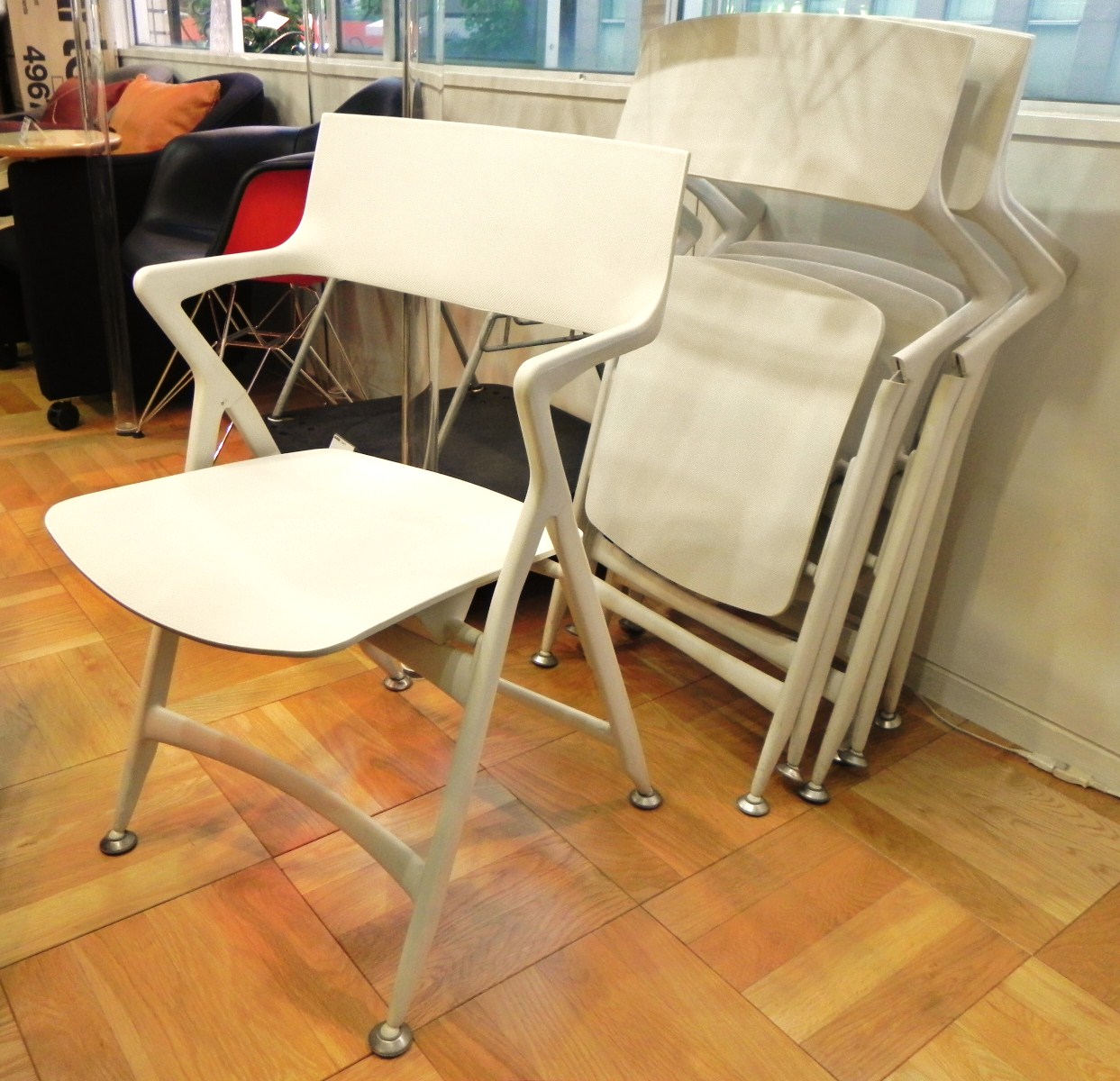折りたたみ椅子で良さげなのを探している人にはいいんじゃないでしょうか。Kartell Dollycase study shop nagoya