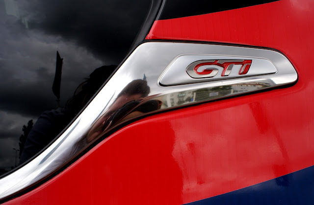 Redline MotoBlog Wyścig na ¼ mili Peugeot 208 GTi