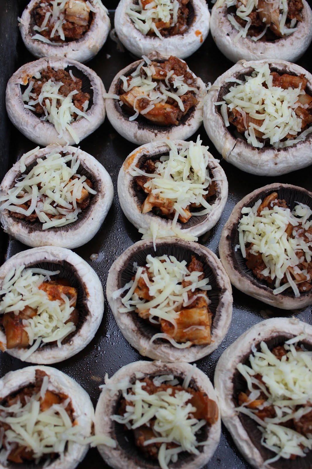 Mit Hackfleisch gefüllte Champignons