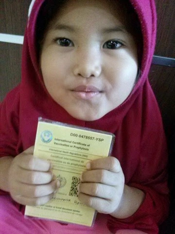Anak kecil pegang buku kuning suntik meningitis