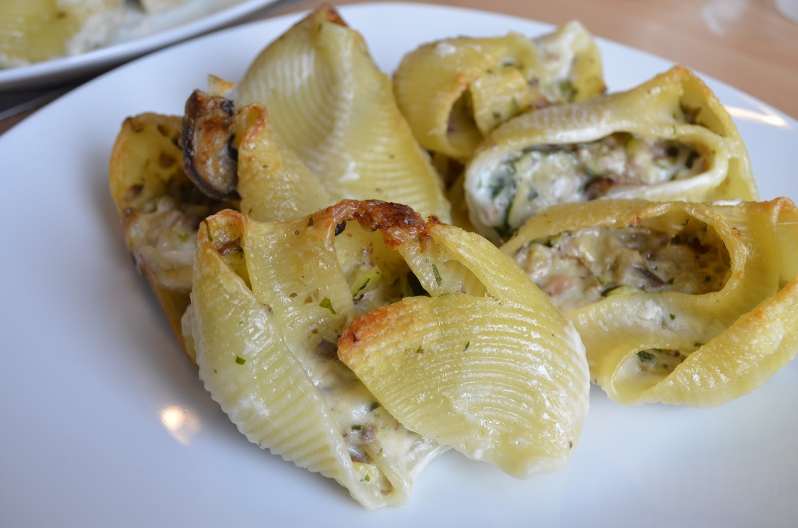 Конкильони, фаршированные крабовым мясом
