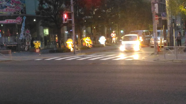 En rentrant j'aperçois des statues illuminées