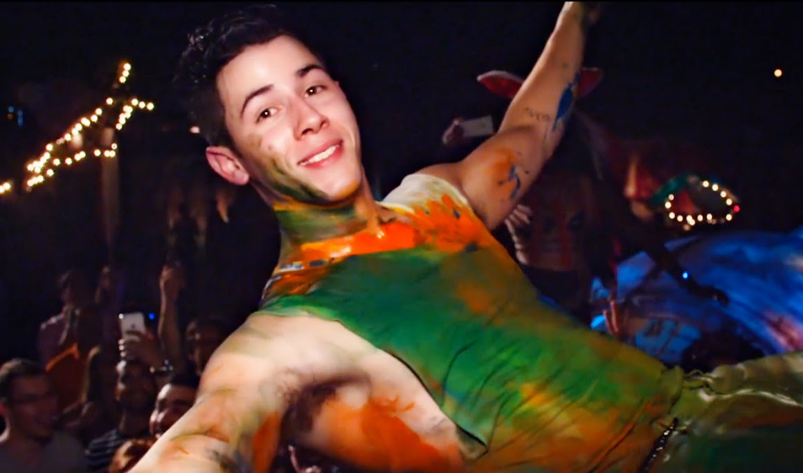 Nick Jonas lança nova versão do videoclipe de "Chains" Kiss Web Rádio
