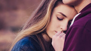 Pareja abrazándose con dependencia emocional