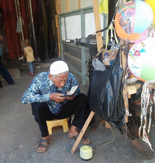 Kakek ini tilawah 1 juz per hari sambil jualan balon Kakek ini tilawah 1 juz per hari sambil jualan balon