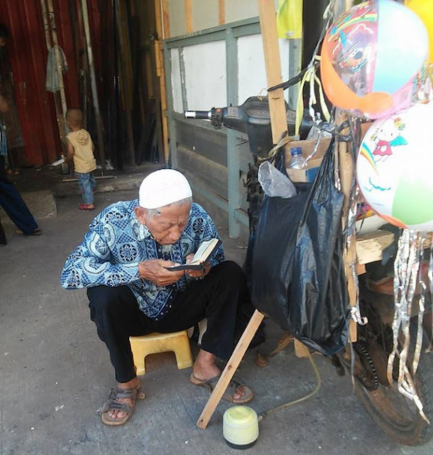 Kakek ini tilawah 1 juz per hari sambil jualan balon