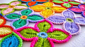 Camino de mesa multicolor con flores - paso a paso
