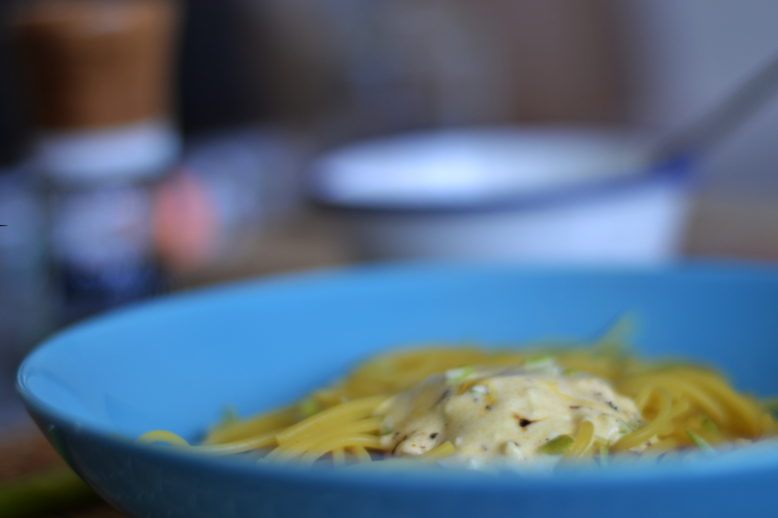 Spaghettis à la sauce au fromage blanc citron, curcuma & poivre noir