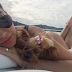 Kelly Key mostra bumbum empinado em foto com cachorrinha