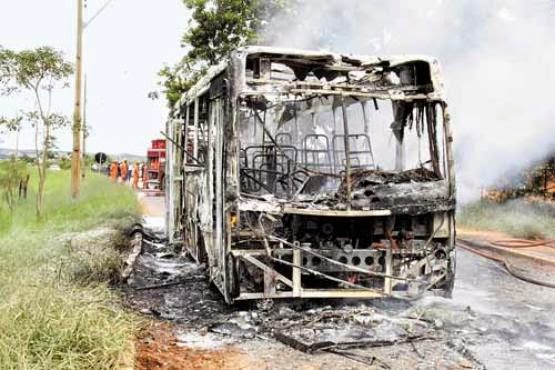 Ônibus é queimado em São Sebastião