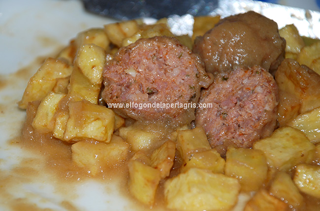 Albóndigas de jamón en salsa de cebolla Albóndigas de jamón en salsa de cebolla