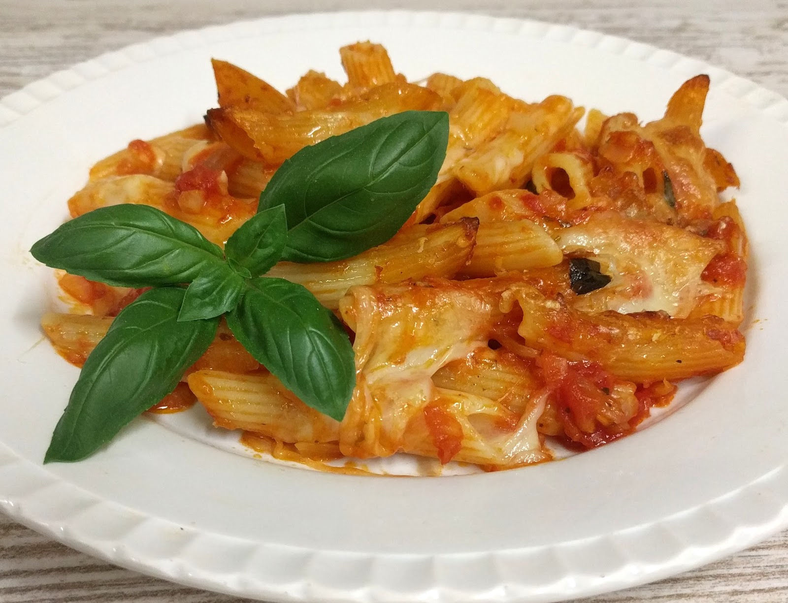 - Penne Rigate mit Tomatensauce und Mozzarella überbacken