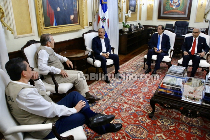 Danilo se reúne con observadores de la OEA Danilo se reúne con observadores de la OEA