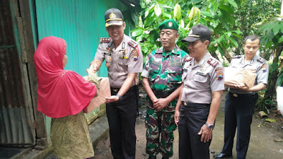 Kunjungan Kapolres Purworejo AKBP Teguh Tri Prasetya,SIK Kerumah Warga Kurang Mampu dan Memberikan Bantuan