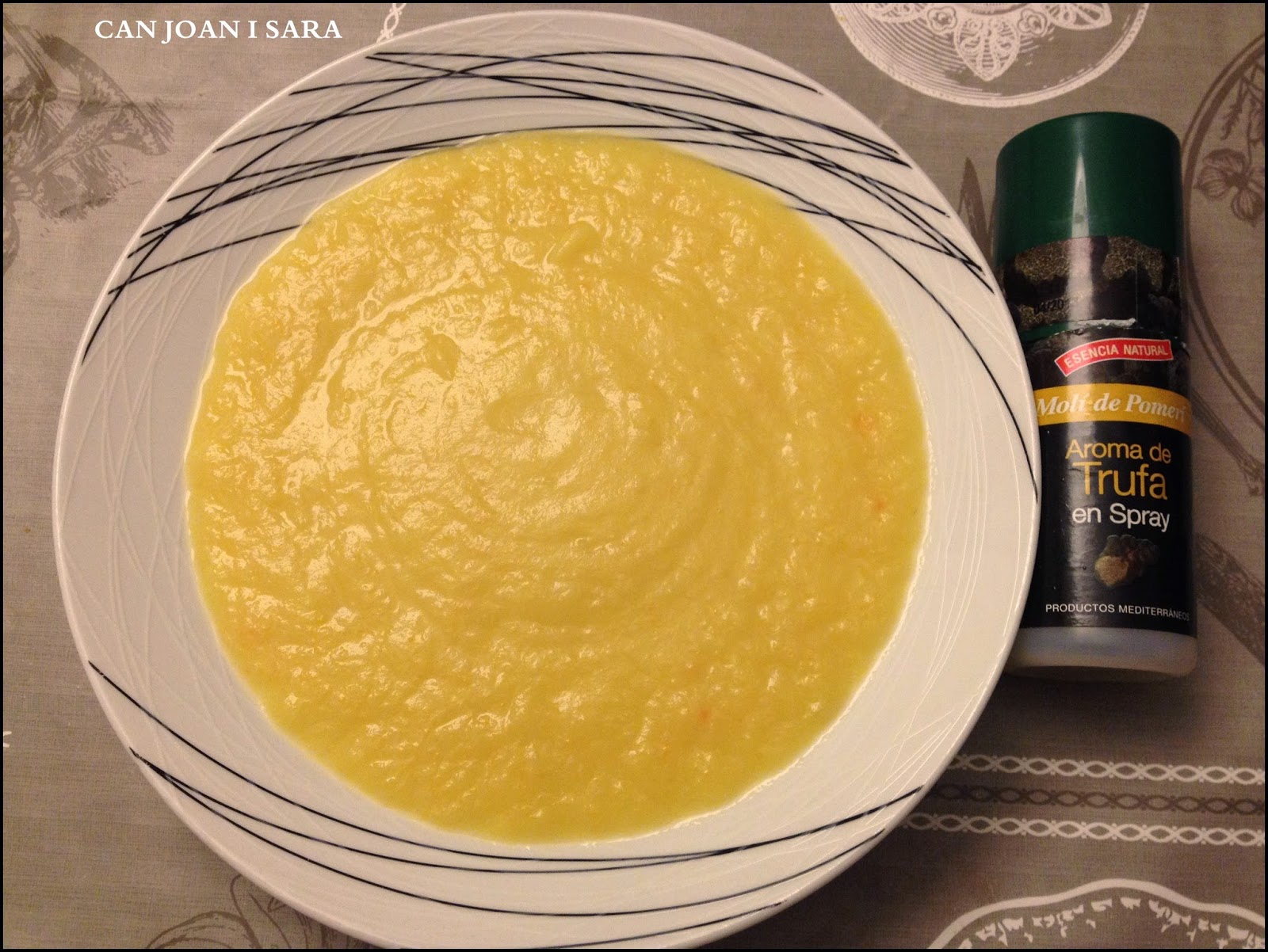 crema+de+patatas,+zanahorias+y+puerros+al+aroma+de+trufa2.JPG